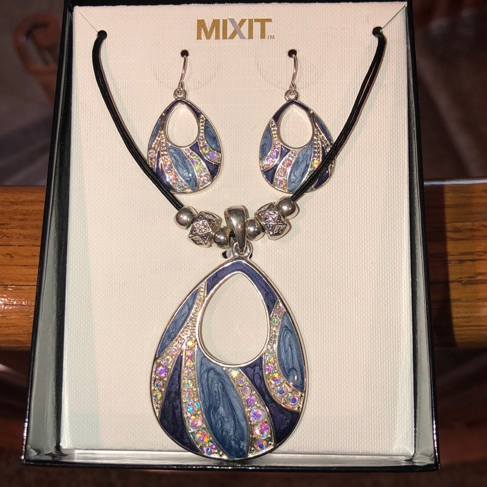 NWT MIXIT Necklace & Earring Set